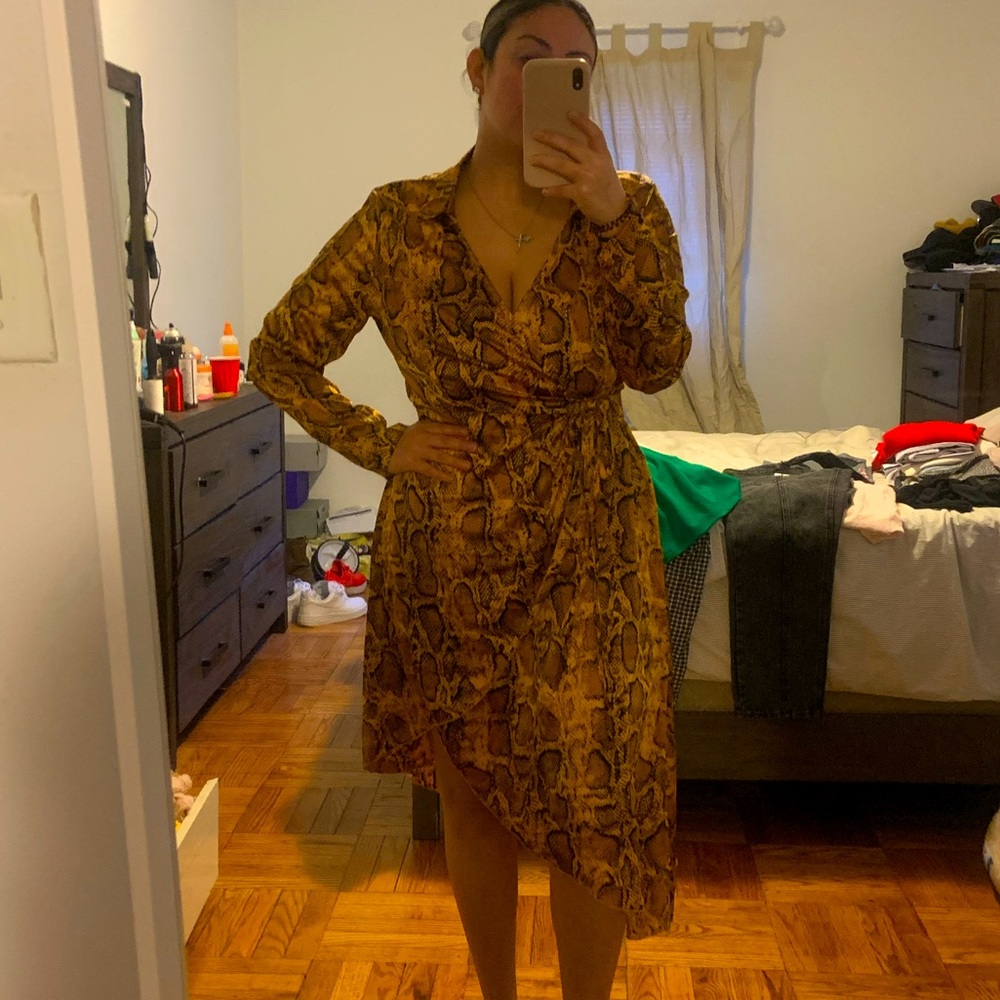 LEOPARD WRAP DRESS 🐆 - Picture 2 of 3